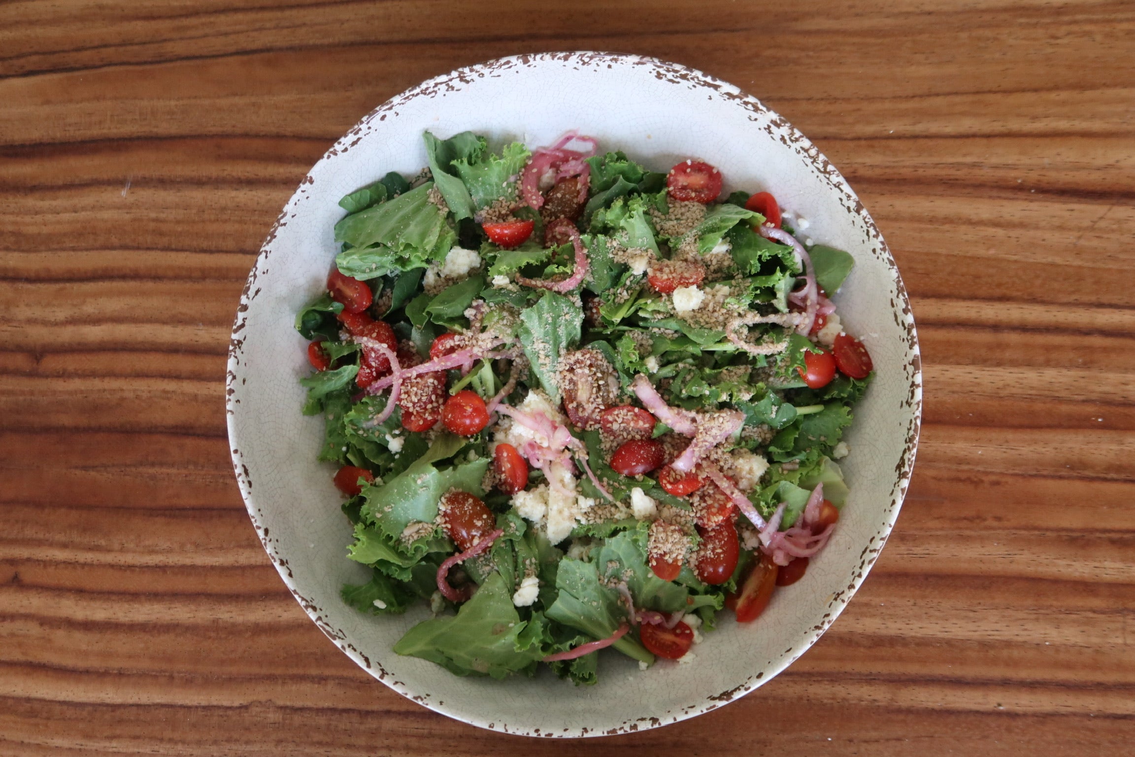 Ensalada rica en nutrientes para tu salud hormonal